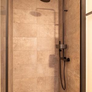 a shower in a bathroom with a glass door at Vakantiewoning aan het strand 'Charlotte's Parel' - met tuin en terras - Vista Maris - Nr 44 in Sint Annaland