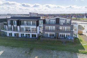 an overhead view of two buildings with grass in front at Vakantiewoning aan het strand 'Charlotte's Parel' - met tuin en terras - Vista Maris - Nr 44 in Sint Annaland