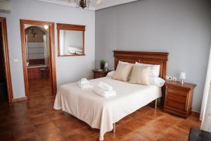 A bed or beds in a room at Casa La Sinagoga de Trujillo