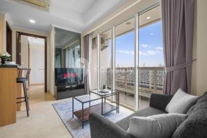 ジャカルタにあるBalsa by Kozystay - Mentengのソファとテレビのあるリビングルーム