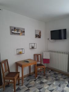 TV a/nebo společenská místnost v ubytování hôtel le Béarn + 5 fotografií