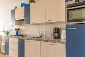 eine Küche mit Spüle und Arbeitsplatte in der Unterkunft Duinerei appartement C102 in Callantsoog + 13 Fotos