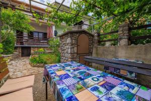 Ein Garten an der Unterkunft Apartments Zvonimir
