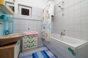 ein Badezimmer mit Waschbecken und Badewanne und Waschbecken in der Unterkunft Apartments Zvonimir in Senj