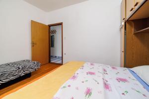 Ein Bett oder Betten in einem Zimmer der Unterkunft Apartments Zvonimir