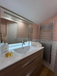 Koupelna v ubytování Le Duplex, parking & Accès Plage ! + 59 fotografií