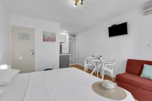 Televízia a/alebo spoločenská miestnosť v ubytovaní Apartments Ivica