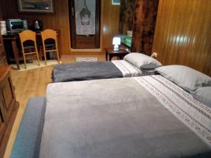 two twin beds in a room with a table and chairs at A Casa mia in Bieno