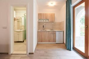 Kuchyňa alebo kuchynka v ubytovaní Apartments Antonia + 37 fotografií