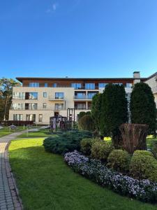 un edificio con un giardino antistante di Jūras Pils Bulduru 33-26 a Jūrmala