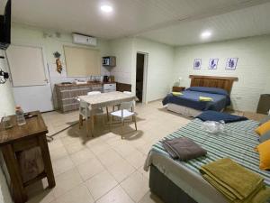 Großes Zimmer mit 2 Betten und einer Küche in der Unterkunft Las Castañas in General Acha