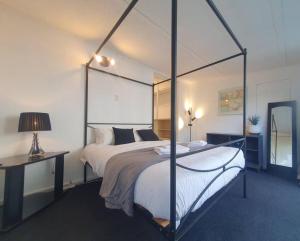 una camera da letto con un grande letto a baldacchino di Charming Garden Guest Suite in Leafy Yarralumla a Yarralumla