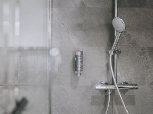 a shower with a glass shower door with a shower at Haus Altenberger by we rent, SUMMERCARD INCLUDED in Zell am See +21 photos
