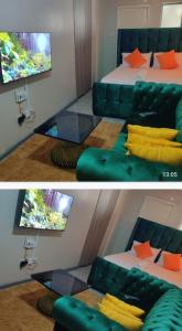 een woonkamer met een groene bank en een bed bij Jessy stays in Nairobi +4 foto's