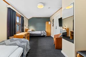 Postel nebo postele na pokoji v ubytování Lakselv Hotel