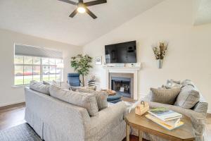 サバンナにあるNear Dtwn and Beach Savannah Home with Game Room!の2つのソファと暖炉のあるリビングルーム