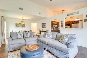 サバンナにあるNear Dtwn and Beach Savannah Home with Game Room!のソファ2つとテーブルのあるリビングルーム