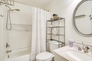 サバンナにあるNear Dtwn and Beach Savannah Home with Game Room!のトイレと洗面台を備えた白いバスルーム +24枚の写真