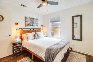 サバンナにあるNear Dtwn and Beach Savannah Home with Game Room!の大きなベッドと窓のある寝室