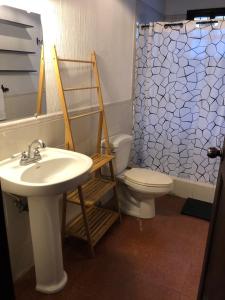 アンティグア・グアテマラにあるPoetry House Antigua Guatemalaの洗面台、トイレ、シャワー付きのバスルーム