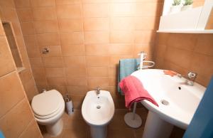 Koupelna v ubytování Appartamento Onda Luxury - MyHo Casa + 9 fotografií