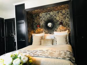 a bedroom with a large bed with a floral wall at Villa Maolo in Roquebrune-sur-Argens