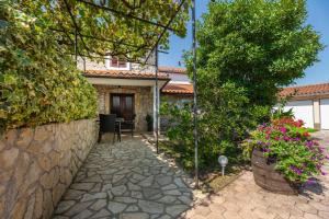 Κήπος έξω από το Two Stone Houses Iva
