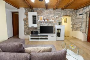 Μια τηλεόραση ή/και κέντρο ψυχαγωγίας στο Two Stone Houses Iva