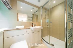 un bagno con lavandino e doccia di The Stables Cottage, Aboyne, Peaceful Stay in Royal Deeside ad Aboyne Altre 37 foto