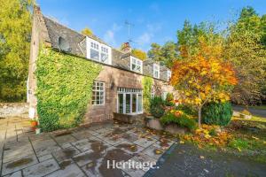 una casa di mattoni con edera sul lato di The Stables Cottage, Aboyne, Peaceful Stay in Royal Deeside ad Aboyne