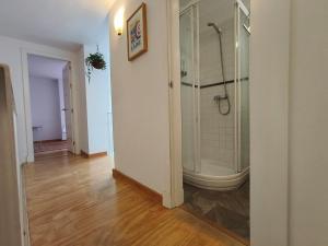 Koupelna v ubytování Robles-Mercado + 48 fotografií