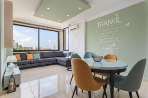 Posezení v ubytování Nebula 2 Bedroom Apartment in Batroun