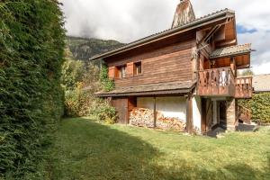 an old wooden house on a hill with a yard at La Bastide - Grand chalet privé - Quartier calme in Les Houches