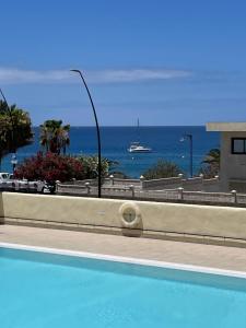 Bazén v ubytování Apartamento Playa vistas 2 nebo v jeho okolí
