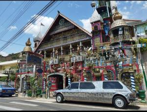 une voiture garée devant un immeuble dans l'établissement Casa Central, à Serra Negra
