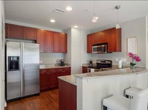 Η κουζίνα ή μικρή κουζίνα στο Extra Large 1 Bdrm Condo & Gym