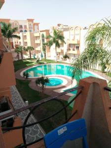 balkon z widokiem na basen w obiekcie COSI STUDIO VUE Piscine au bord de la mer à Chott Meriem et dans un emplacement privilégié w mieście Port El Kantaoui +5 zdjęć