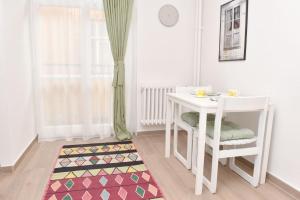 Una pequeña mesa blanca y una silla en una habitación en Charming Studio in City Center-Excellent Location, en Sarajevo