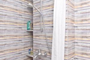 y baño con ducha a ras de suelo. en Charming Studio in City Center-Excellent Location, en Sarajevo 4 fotos más