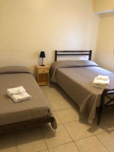 een slaapkamer met twee bedden en een tafel met een lamp bij Hotel gade in Mar del Plata +5 foto's