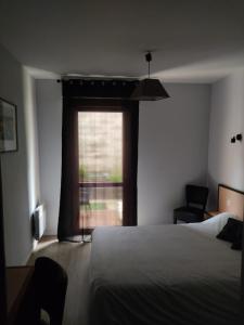 Postel nebo postele na pokoji v ubytování Hôtel Foulquier + 18 fotografií