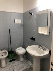 een badkamer met toilet en wastafel bij Hotel gade in Mar del Plata