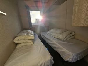 Ένα ή περισσότερα κρεβάτια σε δωμάτιο στο 2 Bed Caravan Leanne centeal heated