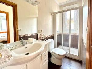 メリーデにあるCarmela Houseのトイレと洗面台を備えた白いバスルーム