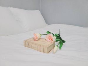 Rúm í herbergi á Stay Nonhyeon
