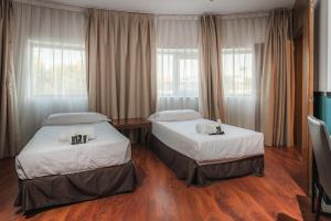 Łóżko lub łóżka w pokoju w obiekcie Amura Alcobendas