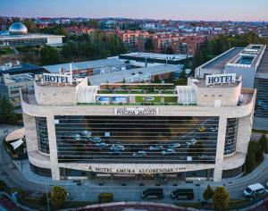 z góry widok na hotel z parkingiem w obiekcie Amura Alcobendas w mieście Alcobendas +37 zdjęć