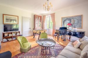 un salon avec un canapé et une table dans l'établissement La Chartreuse des Ormeaux maison de maître en Dordogne, à Saint-Alvère