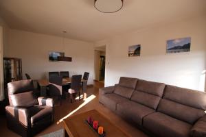sala de estar con sofá, mesa y sillas en Apartment Market Square, en Cardona