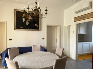 a dining room with a table and a painting on the wall at Venetian Mood: Secret Garden in Venice +35 photos
